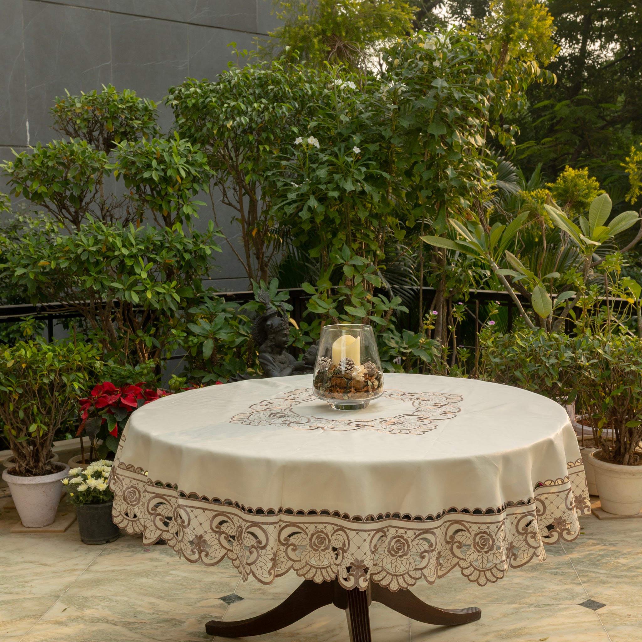 Juno Round Table Cloth 72" (6-8 Persons)