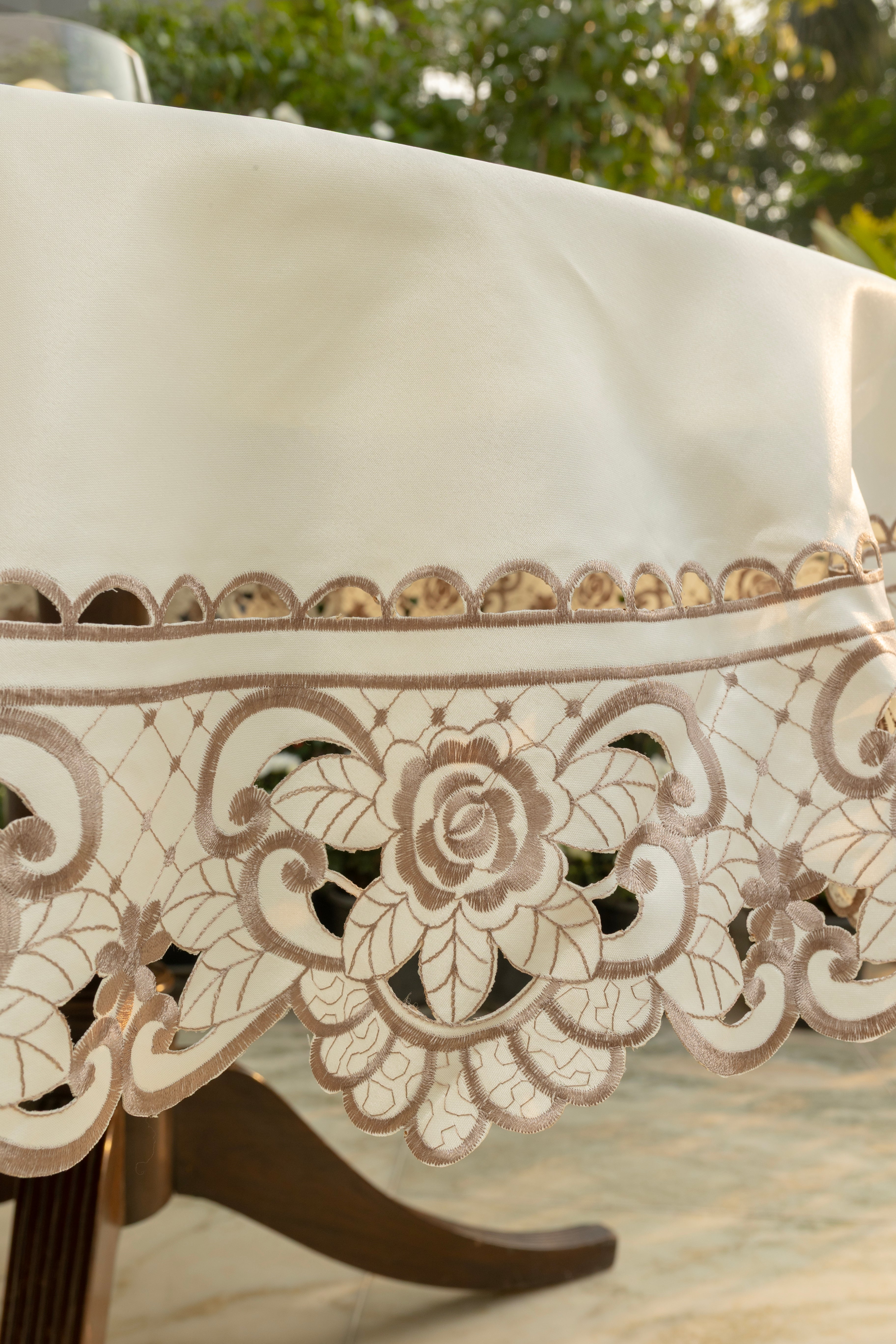 Juno Round Table Cloth 72" (6-8 Persons)