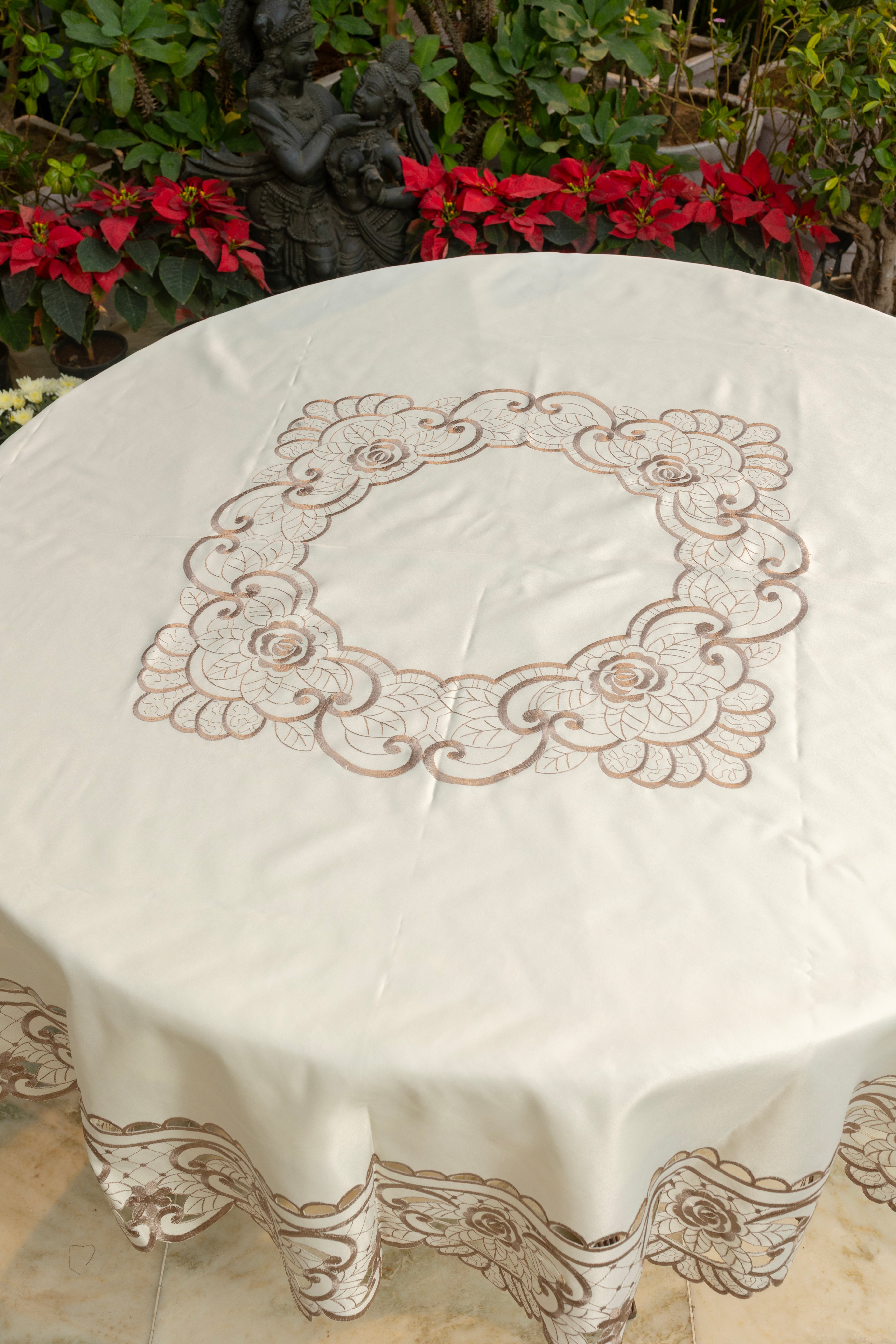 Juno Round Table Cloth 72" (6-8 Persons)