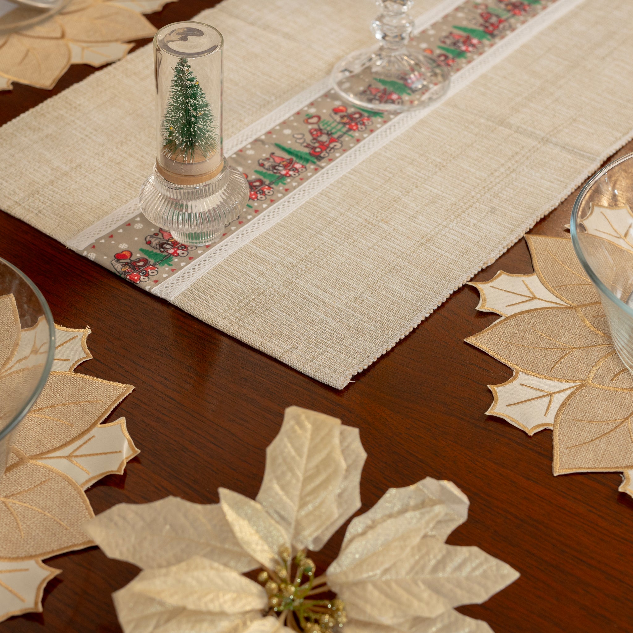 Holly Leaves mat set with Matching Runner