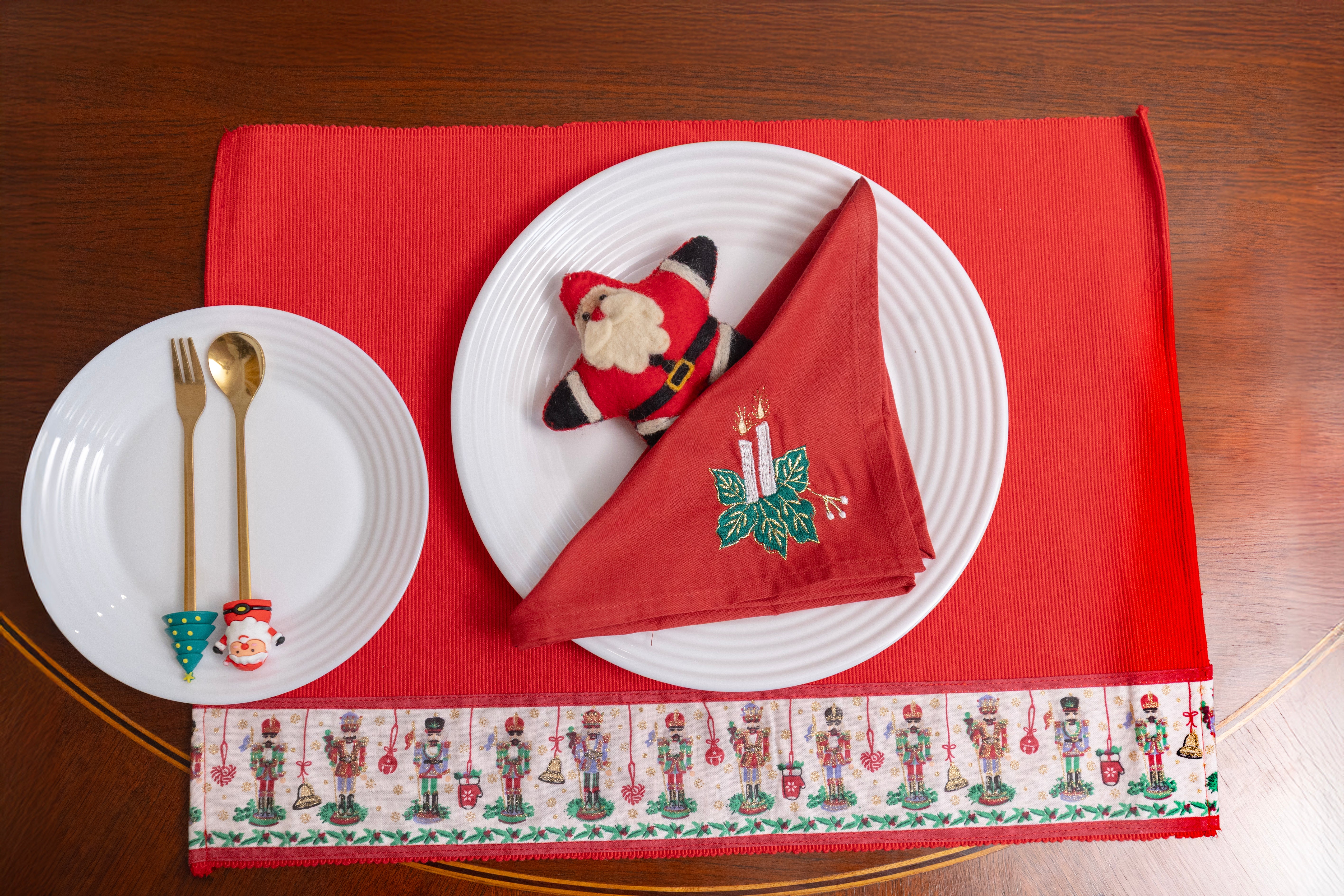 Nutcracker Set of 6 Mats with Matching Runner