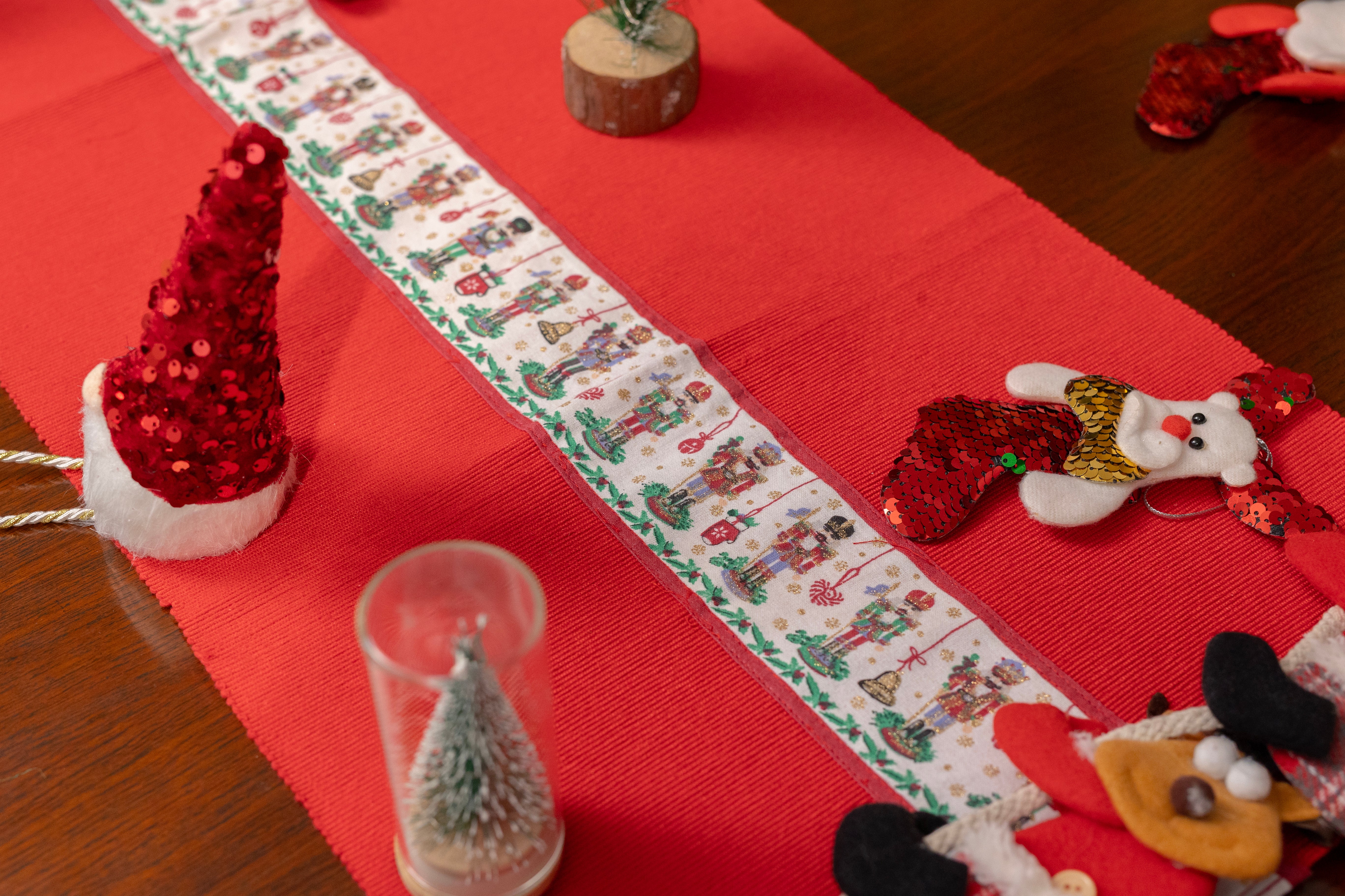 Nutcracker Set of 6 Mats with Matching Runner