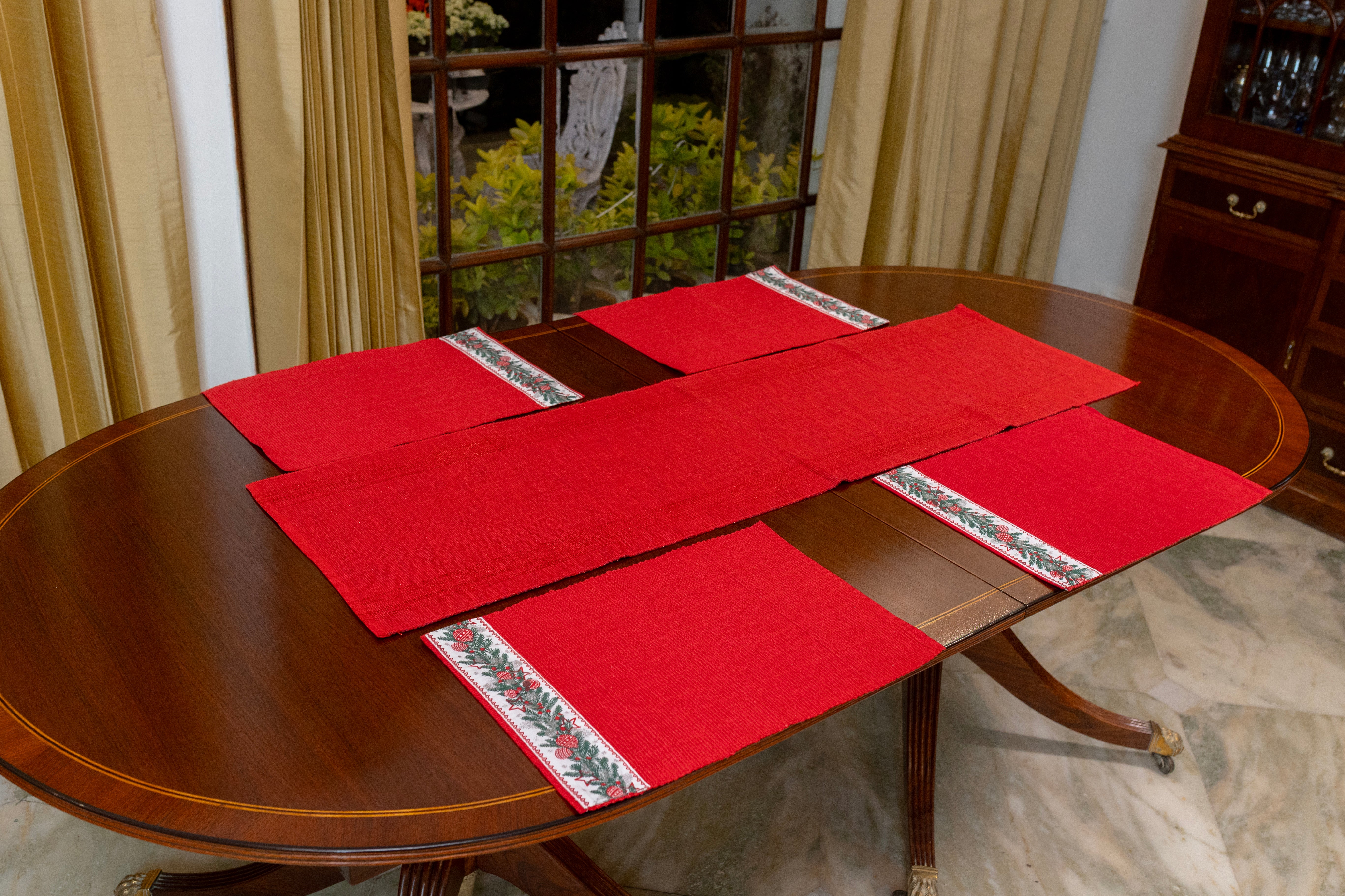 Holly Leaf Star Mat with Sparkle Runner