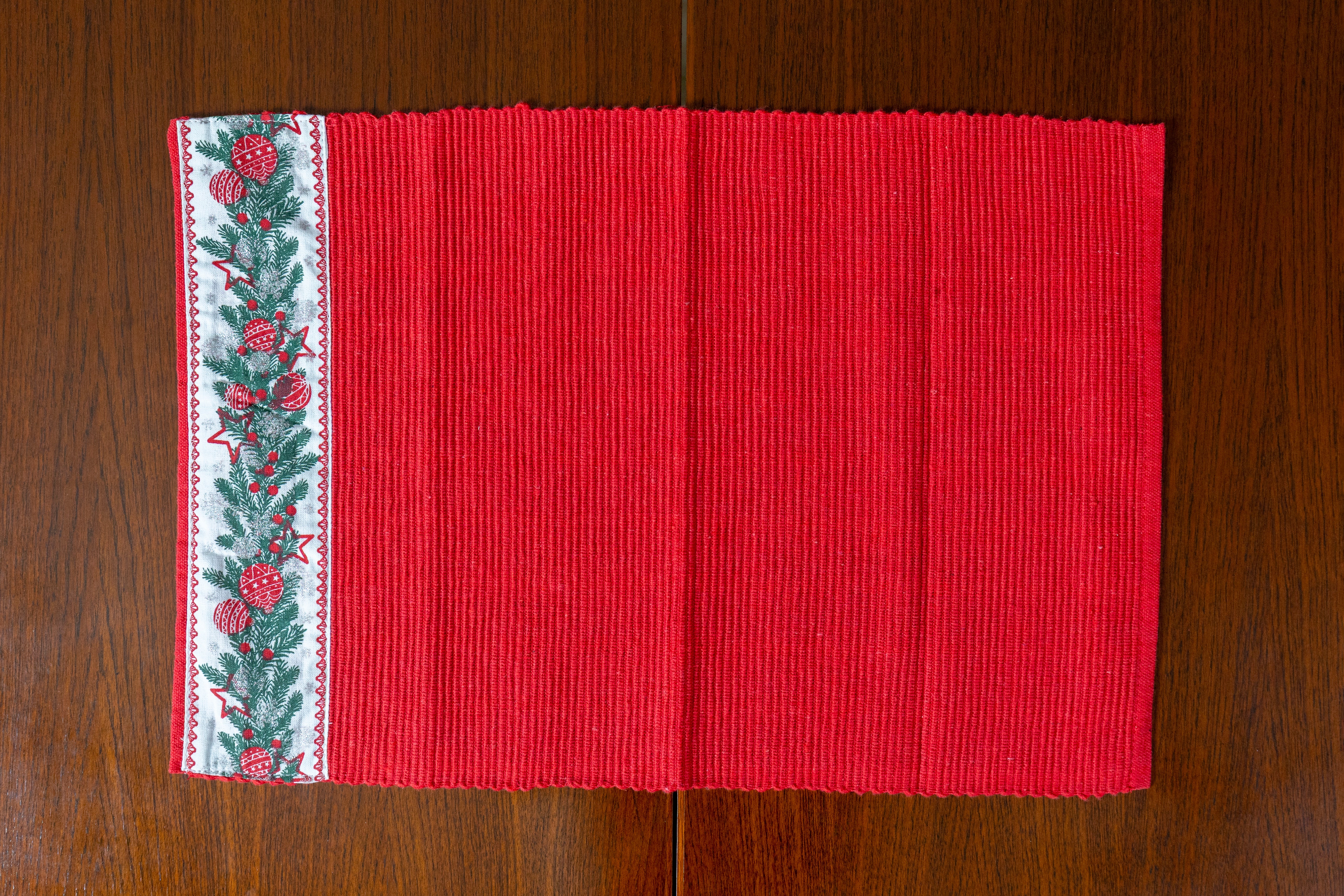 Holly Leaf Star Mat with Sparkle Runner