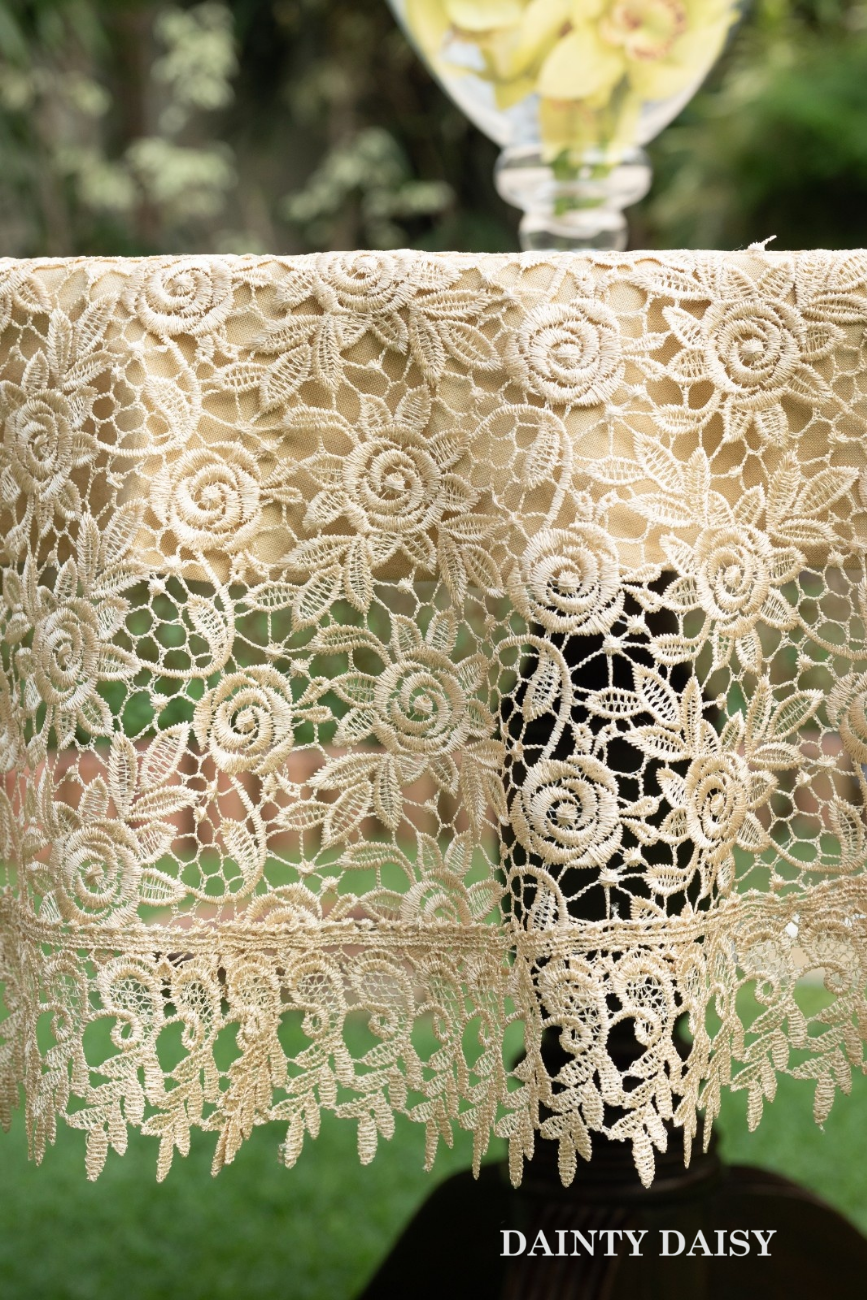 Bed of Roses (Beige) Round Table Cloth