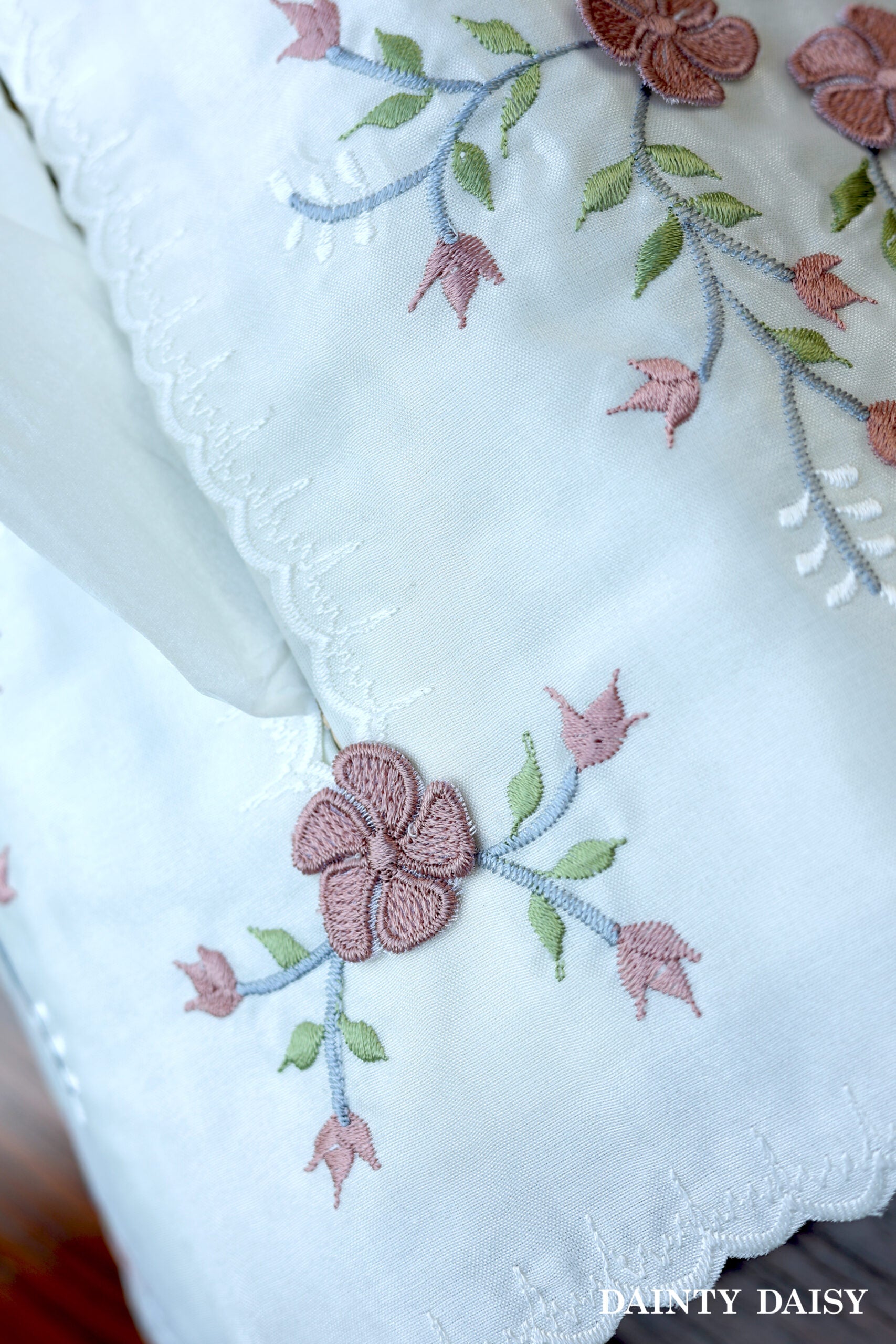 D-10 White with pink Flowers Tissue Box Cover