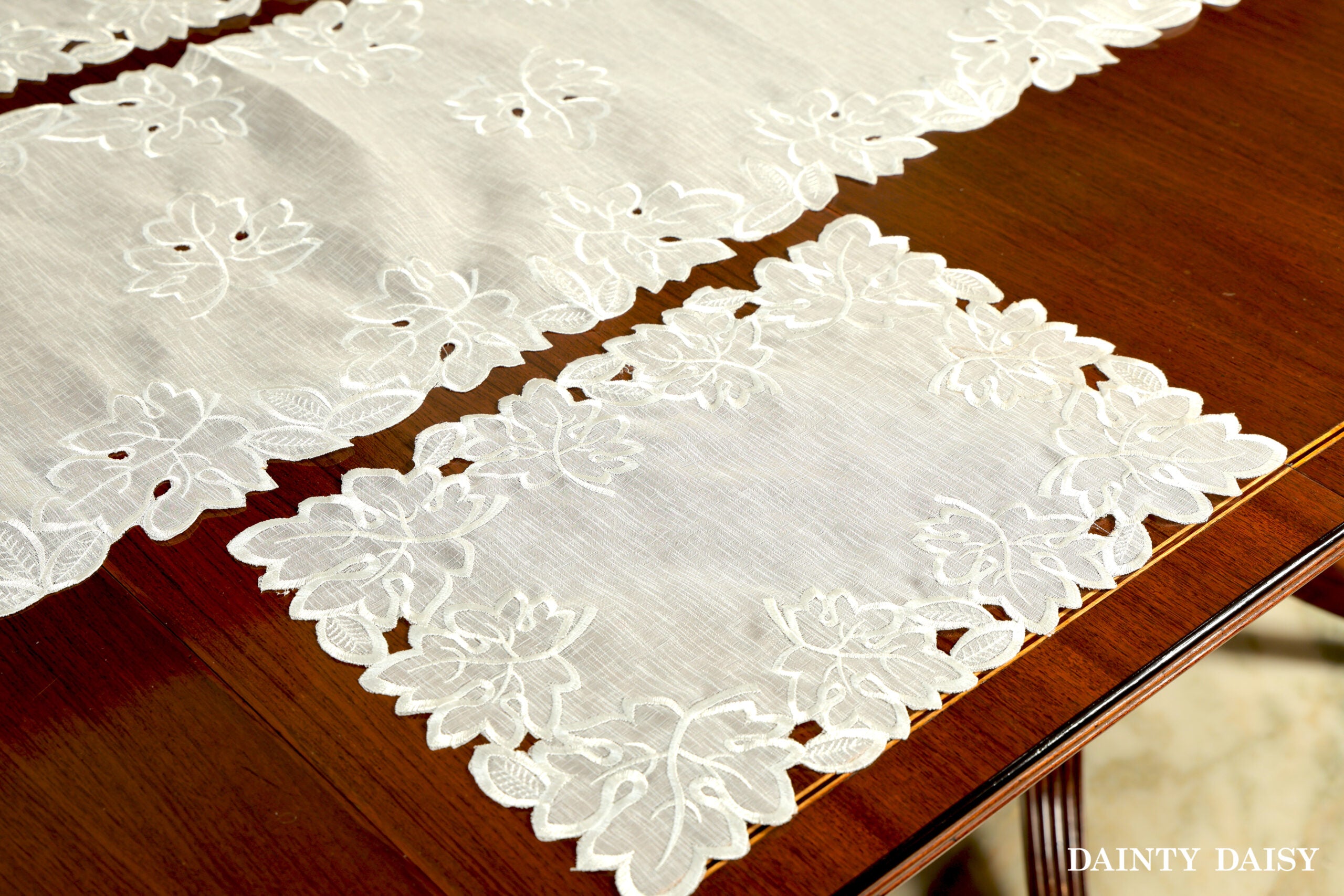 Maple Leaf White Tissue Mats