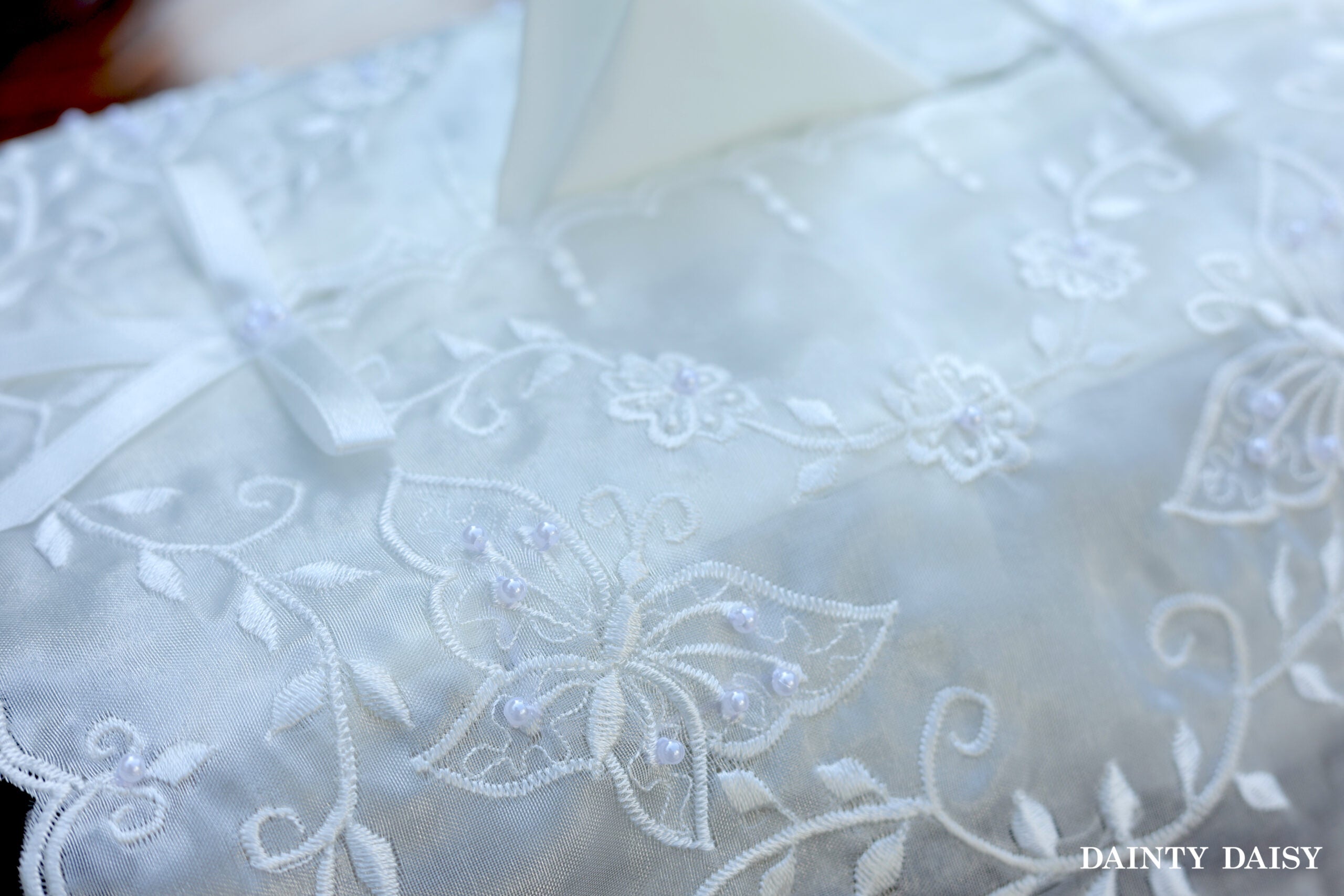 D-9 Splendour 1 White Tissue Box Cover