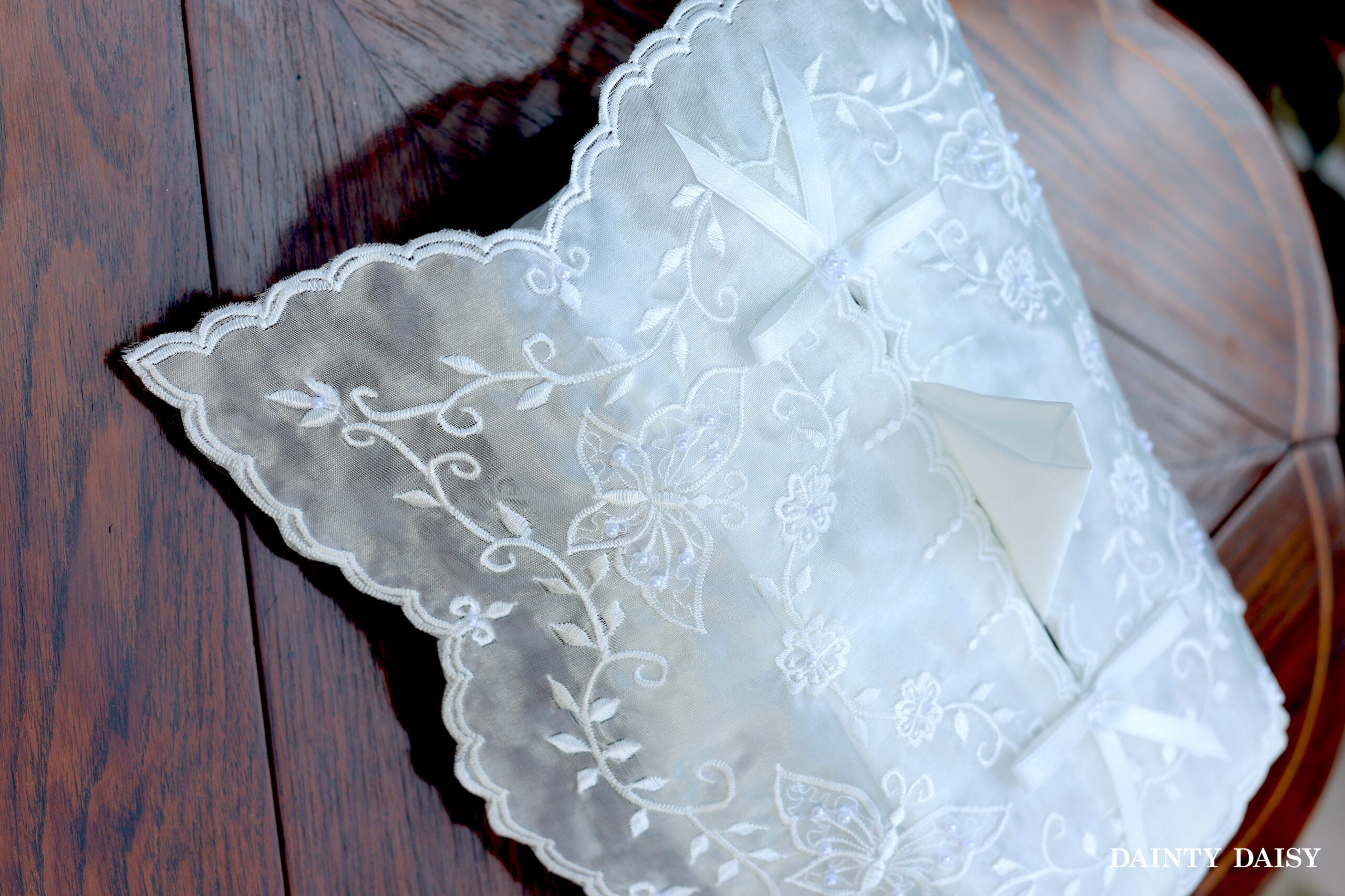 D-9 Splendour 1 White Tissue Box Cover