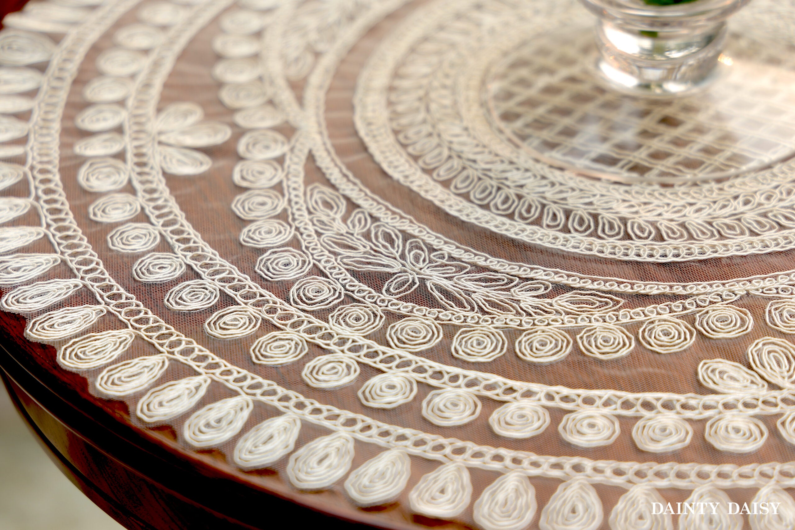 Zeus Cream Round Table Mats